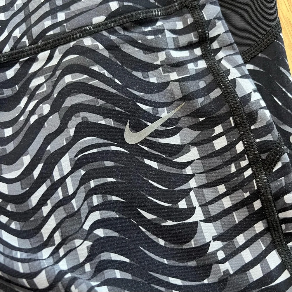 Nike Dri-FIT Patterned Capri Leggings – Size Small